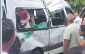 Van com turistas é atingida por árvore no acesso ao Cristo Redentor