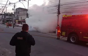 Viatura da Deam pega fogo em São Gonçalo; vídeo