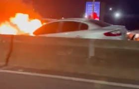 Carro pega fogo na Ponte Rio Niterói