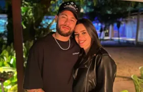 Voltaram? Neymar e Bruna Biancardi foram flagrados aos beijos em show