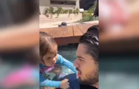 Zé Felipe salva sua filha de 1 ano de se afogar na piscina de casa