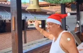 Zeca Pagodinho distribui presentes de Natal em Xérem