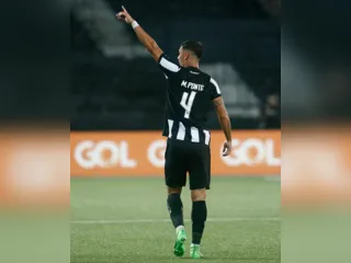 Botafogo vence Atlético-GO e conquista primeira vitória no Brasileirão