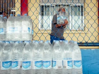 Maricá confirma distribuição de 6.500 garrafas de água mineral aos moradores