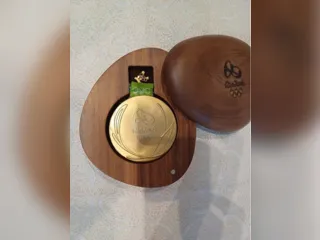 Medalhista de ouro  no futebol das Olimpíadas Rio-2016 vende medalha por R$ 170 mil