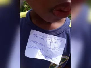 No Rio de Janeiro, criança de 5 anos volta do colégio com bilhete grampeado na camisa
