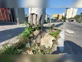 Poste ameaça cair e coloca moradores em risco em São Gonçalo