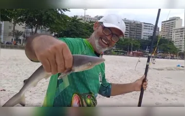 Baby shark? Pescador fisga tubarão na praia de Icaraí