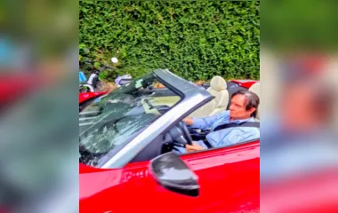 Cantor Roberto Carlos é visto passeando em seu Audi R8 no Rio de Janeiro
