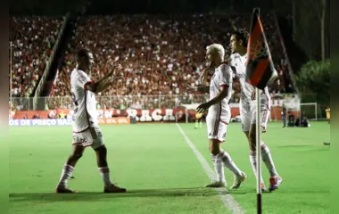 Flamengo vence Vitória e mantém bom momento no Brasileirão