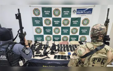 Fuzis, munições, carregadores e carros roubados são apreendidos na Baixada Fluminense
