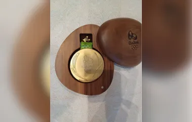 Medalhista de ouro  no futebol das Olimpíadas Rio-2016 vende medalha por R$ 170 mil
