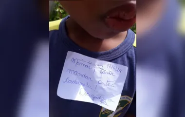 No Rio de Janeiro, criança de 5 anos volta do colégio com bilhete grampeado na camisa