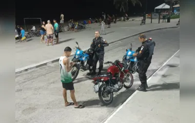 PM reprime motos irregulares na Orla do Peró, em Cabo Frio
