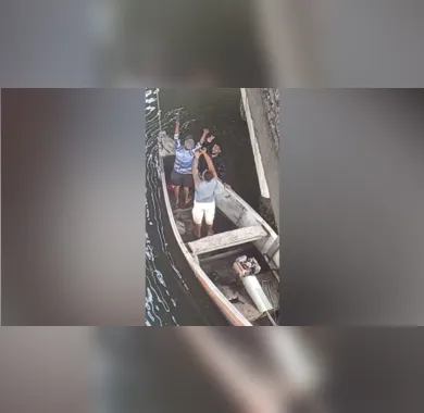 Homem cai na Baía de Guanabara após acidente na Linha Vermelha; Vídeo