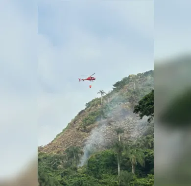 Queda de balão causa incêndio em Jurujuba, Niterói