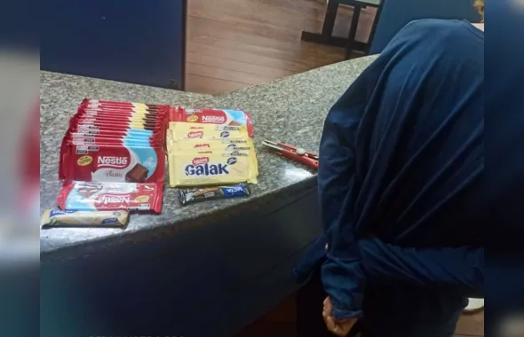 Homem é preso após furtar 28 barras de chocolate em Niterói