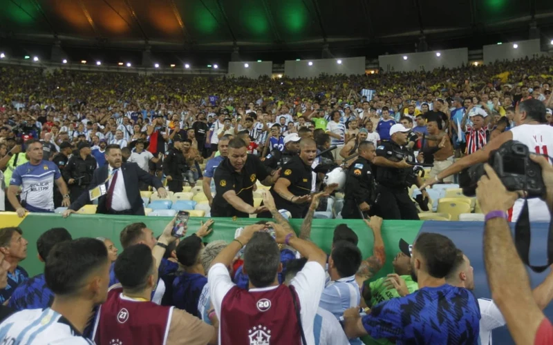 Brasil x Argentina: pancadaria nas arquibancadas do Maracanã antes do jogo  começar - Esportes DP