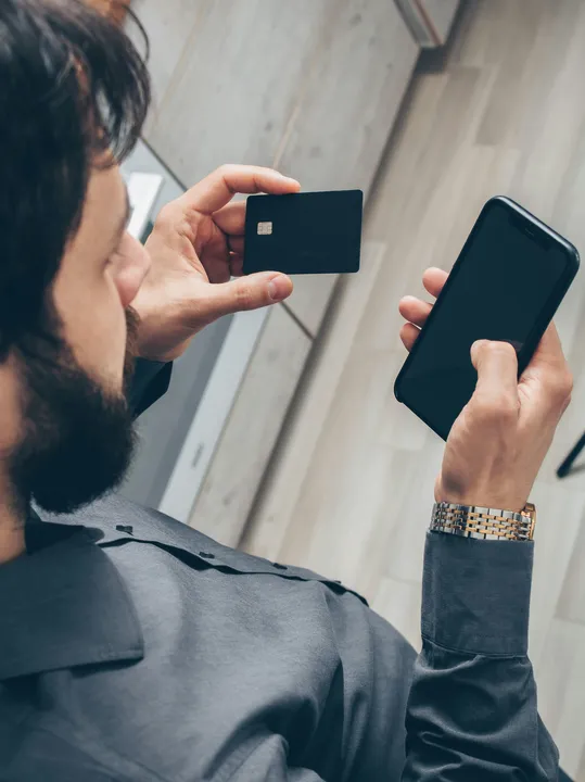 Hoje em dia, existem muitas tecnologias que tornam as pessoas vulneráveis a esses tipos de golpes