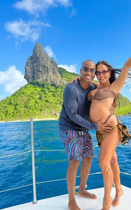 Thiaguinho e Carol Peixinho curtem passeio em Noronha