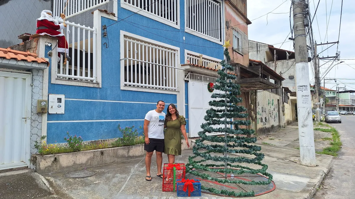 Tairine e Mateus são os novos responsáveis pela famosa decoração natalina da casa do bairro Boa Vista