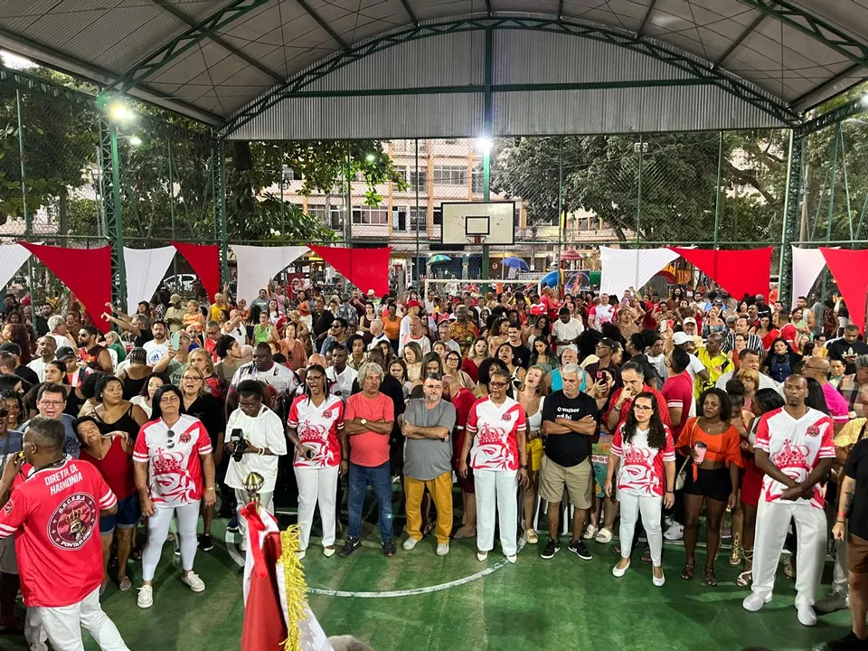 A tarde será marcada pela tradicional feijoada, shows e a coroação da nova Rainha de Bateria
