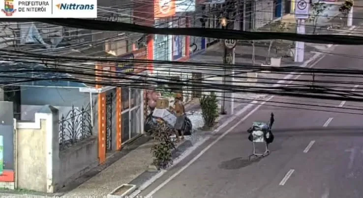 A equipe chegou rapidamente ao local e flagrou os dois em ação
