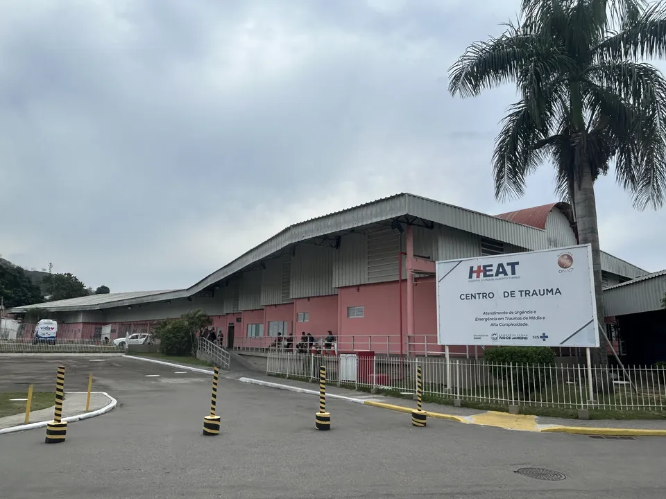 Mulher foi levada ao Hospital Estadual Alberto Torres (Heat) com ferimentos leves