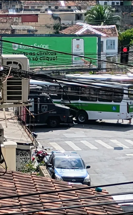 O blindado colidiu em um ônibus da empresa Vera Cruz