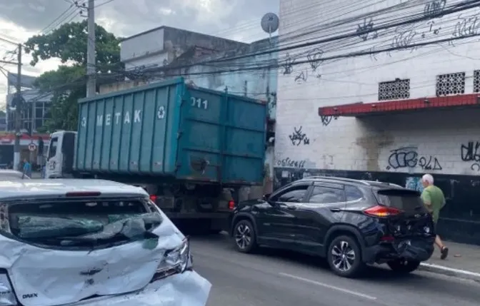 Acidente deixou 3 feridos e provocou engarrafamento até a Rodovia Amaral Peixoto, na altura do Baldeador