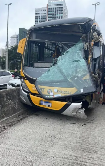 Ônibus ficou com a parte da frente destruída após acidente