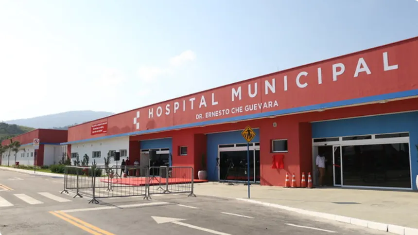 Motociclista é enviado ao Hospital Dr. Ernesto Che Guevara após colidir com caminhão
