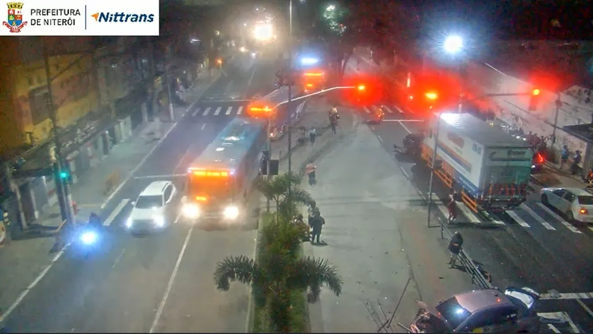 Ainda segundo os Bombeiros, os feridos foram atendidos no local e não há informações sobre a gravidade