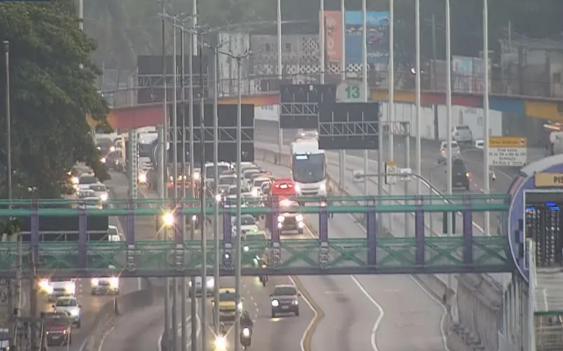 De acordo com o Centro de Operações Rio, a via ficou parcialmente interditada perto da passarela 13