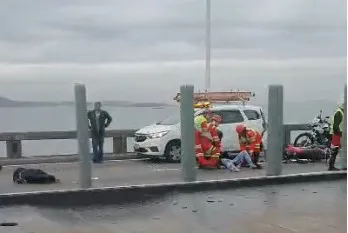 A equipe de resgate e a Polícia Rodoviária Federal (PRF) estão no local