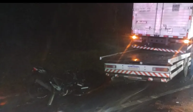 Uma das motos foi parar debaixo do caminhão reboque