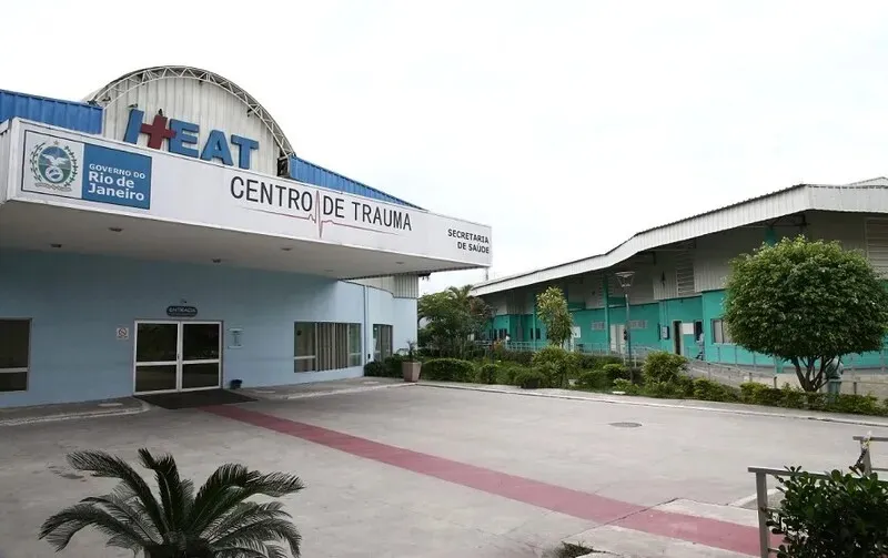 As vítimas foram socorridas de helicóptero ao Hospital Estadual Alberto Torres