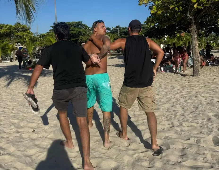 Maycon estava na companhia da namorada na praia