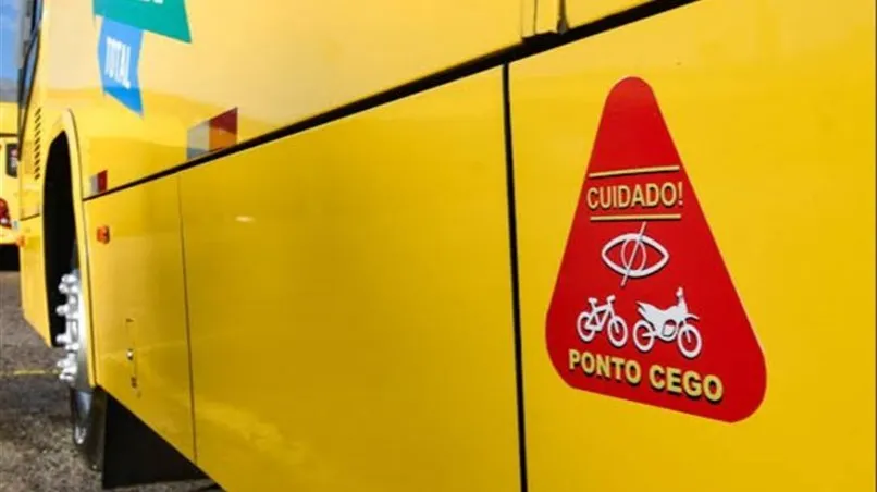 A lei visa sinalizar os pontos cegos dos veículos para alertar motociclistas