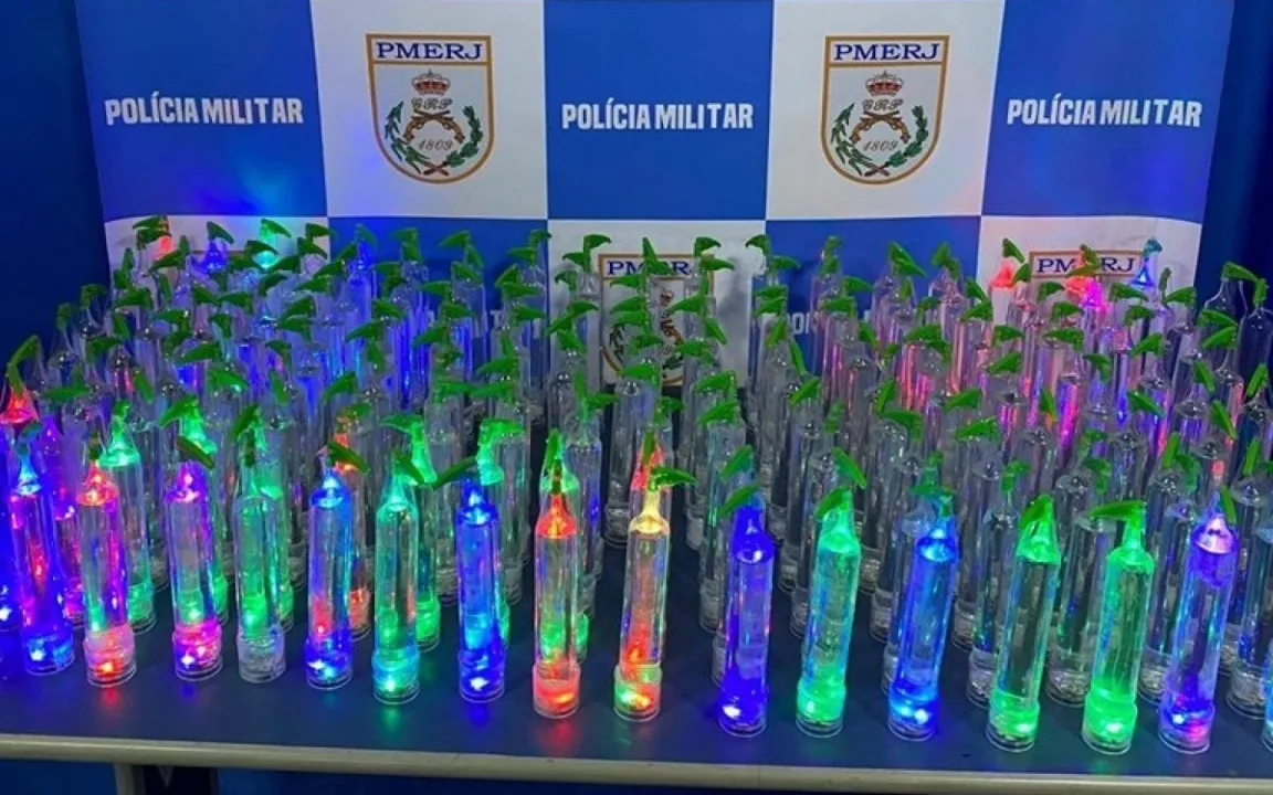 Junto com a jovem foram encontrados 220 frascos de lança-perfume