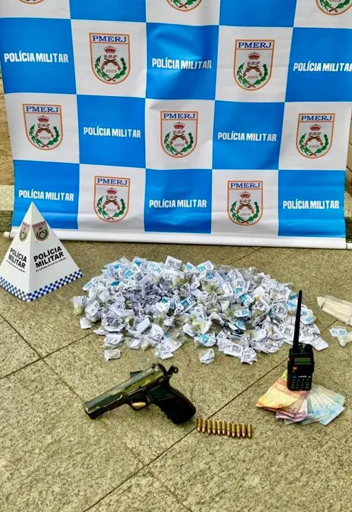 Suspeito foi detido no Complexo do Caramujo com pistola, munições e entorpecentes