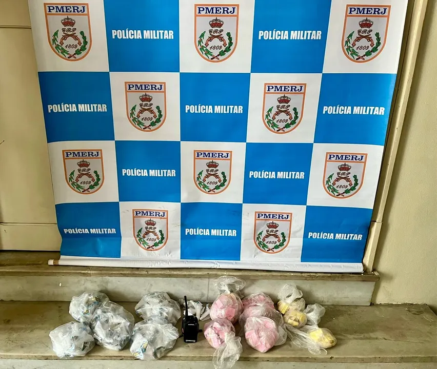 Ao todo, entre as drogas, foram apreendidos 154 pinos de cocaína e 568 pedras de crack
