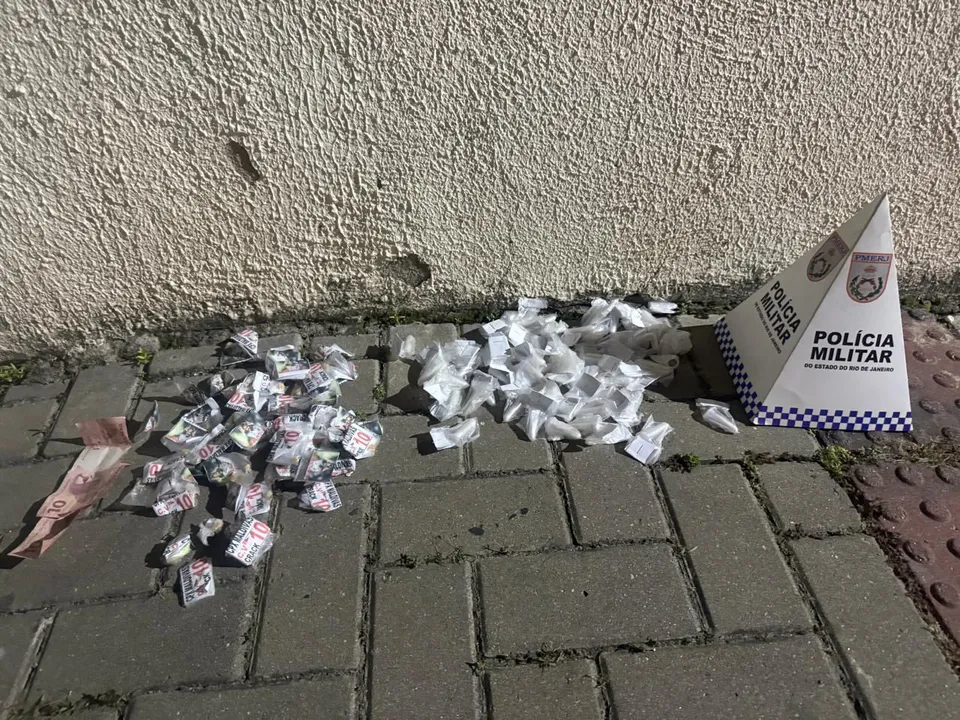Parte das drogas apreendidas estavam com adolescente e restante escondido em local próximo