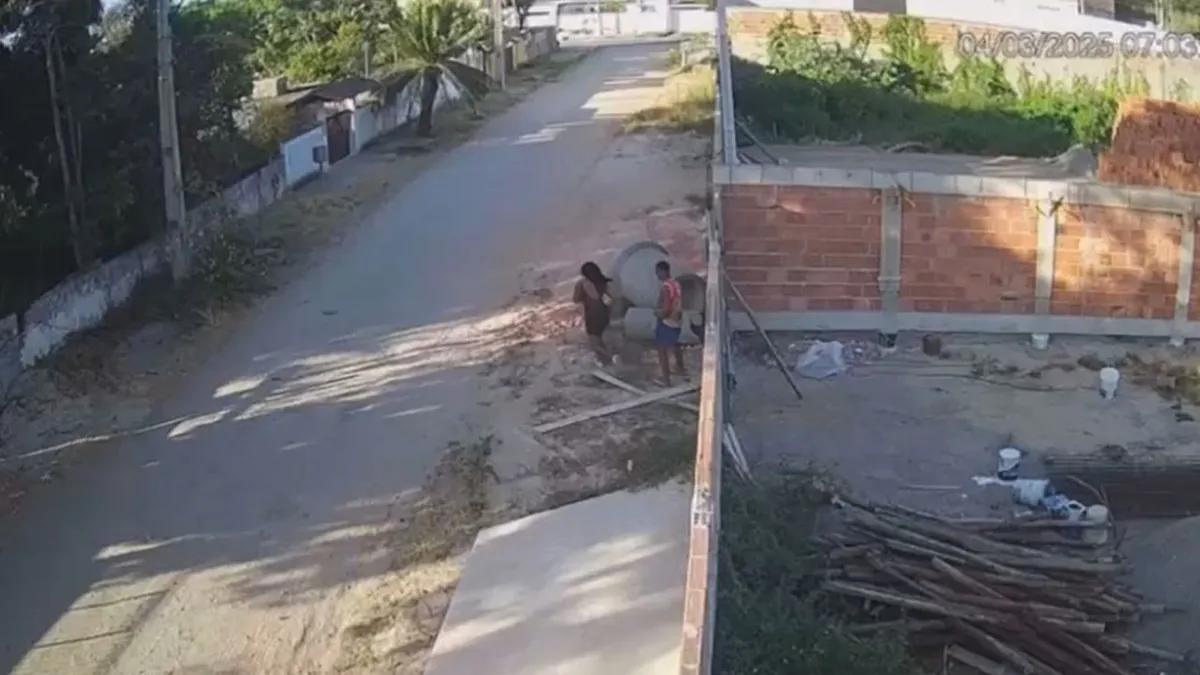 Caso foi flagrado por câmeras de segurança, e agressor segue sendo procurado pela polícia