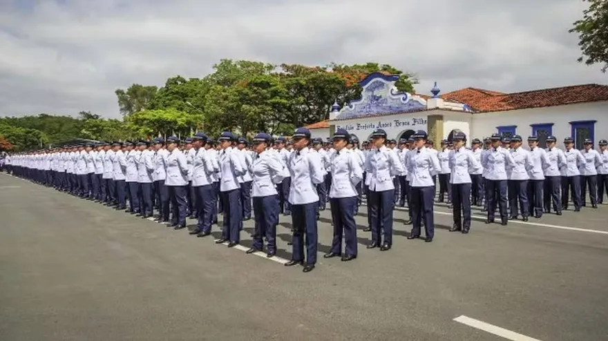 A Aeronáutica publicou um edital para concurso de admissão ao Estágio de Adaptação à Graduação de Sargento