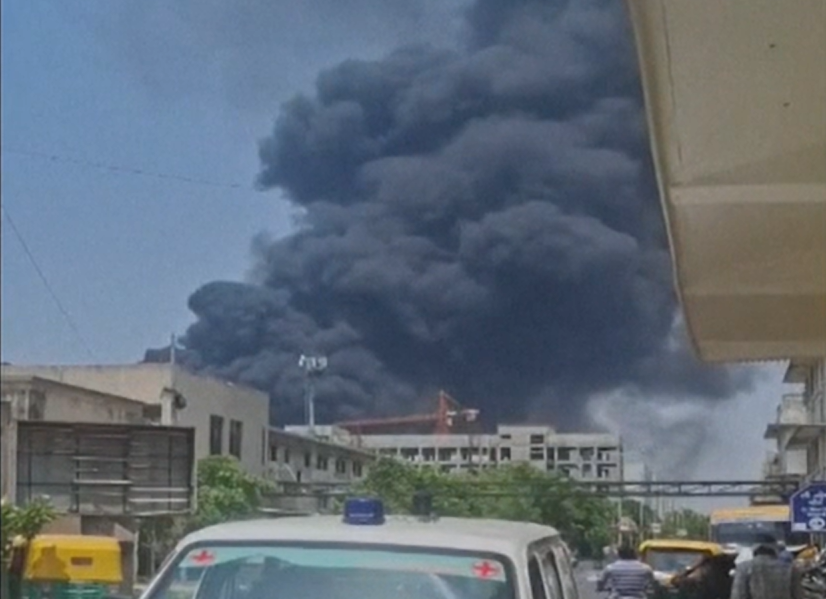 Bombeiros trabalham para conter as chamas no local da queda