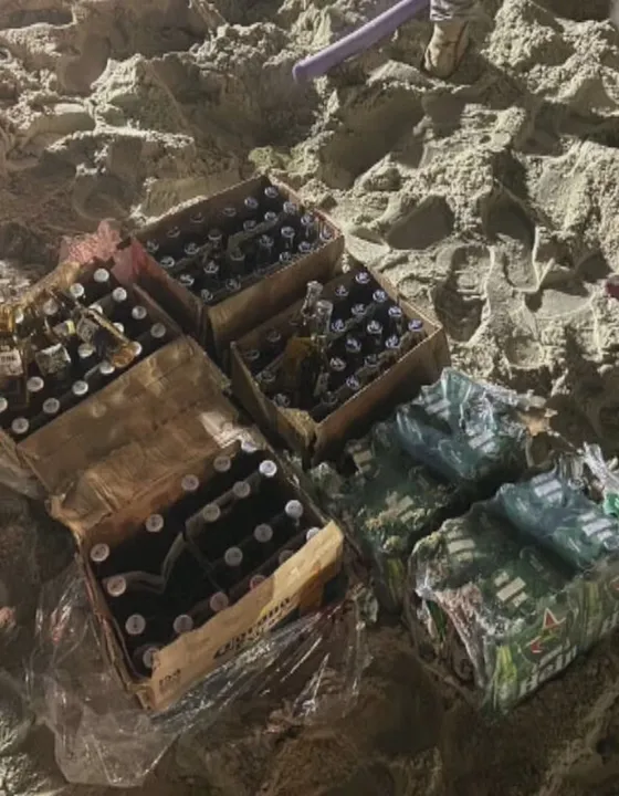 Garrafas de vidro encontradas na areia de Copacabana