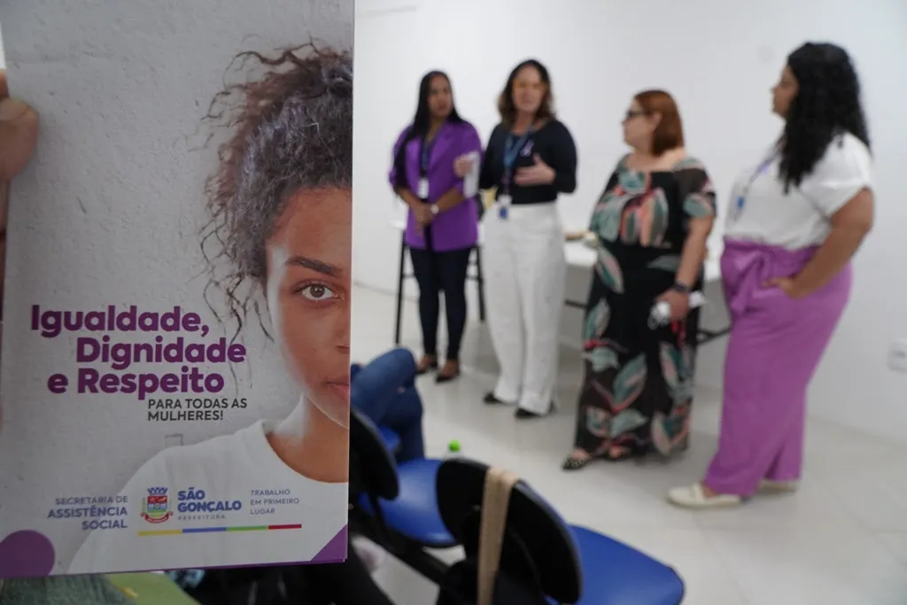 A cor lilás representa o enfrentamento à violência de gênero e visa sensibilizar a população sobre a importância da prevenção e do acolhimento às vítimas