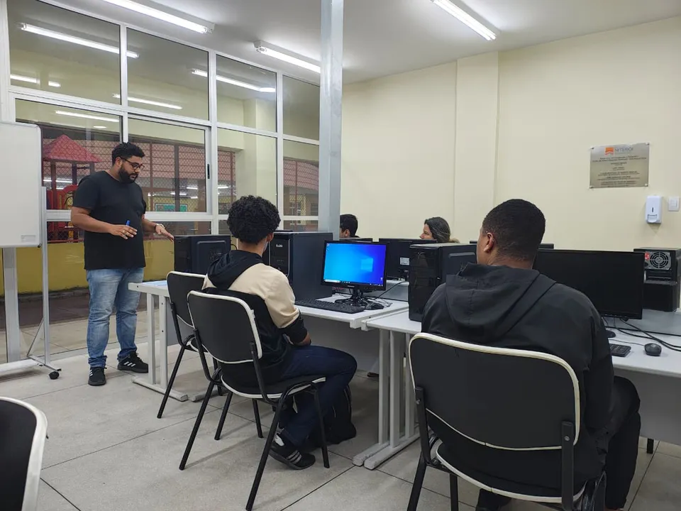 As vagas estão disponíveis para pessoas a partir de 15 anos