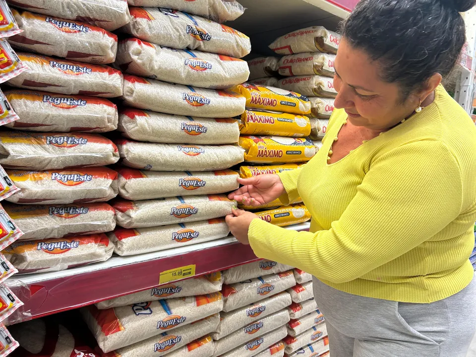 Mesmo diante da redução, os consumidores ainda sentem o "peso no bolso"